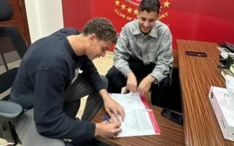 توقيع جديد.. تمديد عقد حمزة عبدالكريم مع الأهلي لموسم إضافي